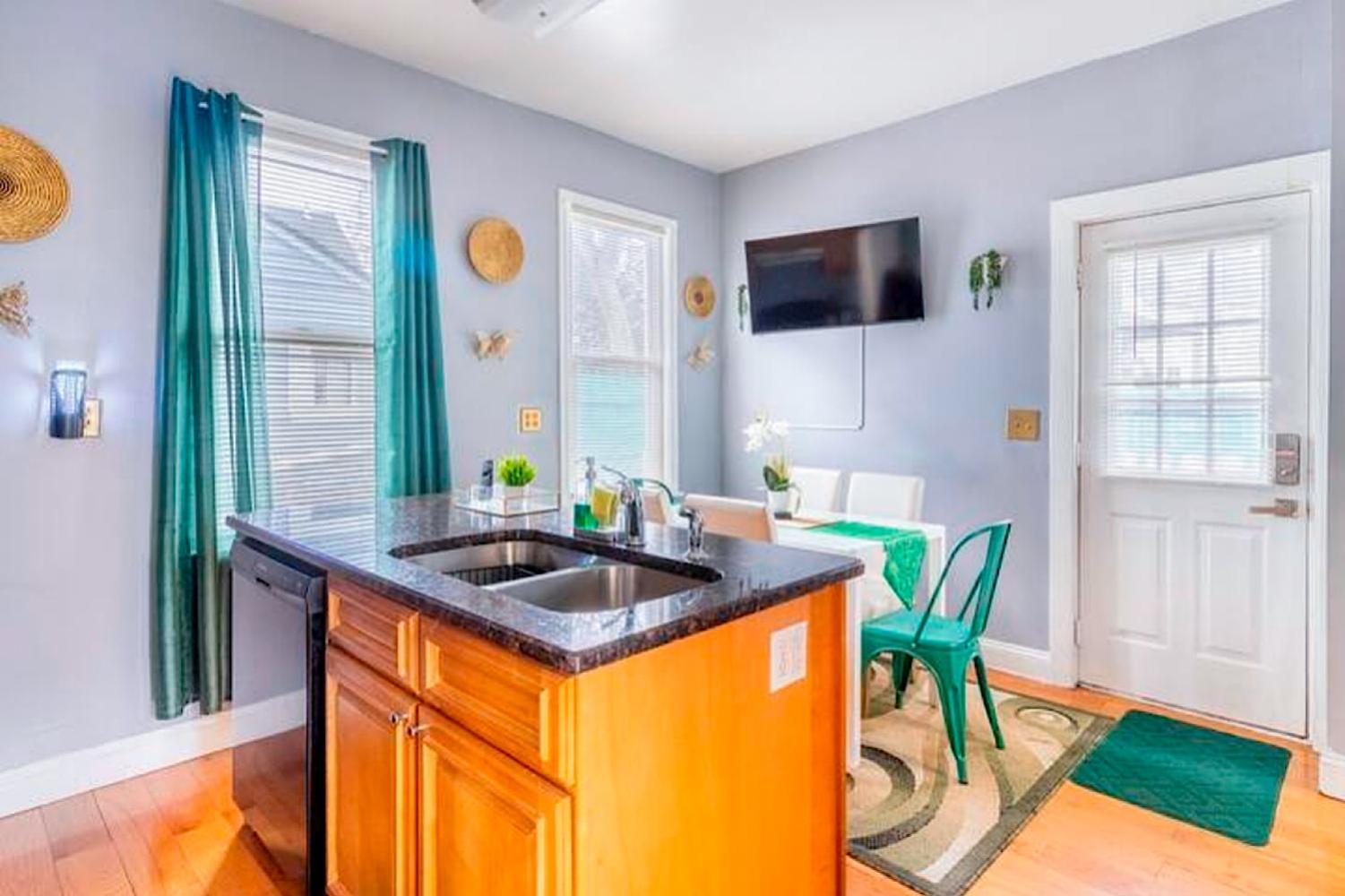 The Tremont Emerald - By Christmas Story House - Historic Charm & Modern Comfort Near Downtown With Parking, 300Mb Wifi & Self Check-In 克里夫兰 外观 照片
