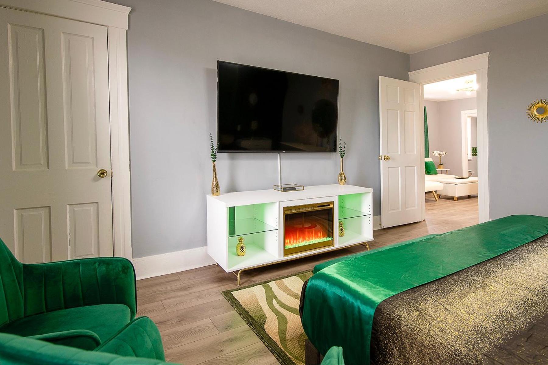 The Tremont Emerald - By Christmas Story House - Historic Charm & Modern Comfort Near Downtown With Parking, 300Mb Wifi & Self Check-In 克里夫兰 外观 照片