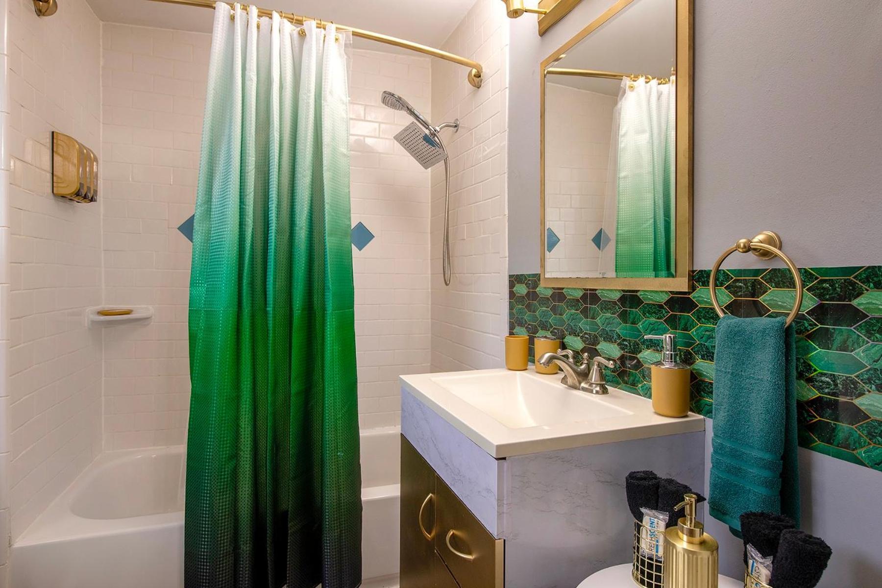 The Tremont Emerald - By Christmas Story House - Historic Charm & Modern Comfort Near Downtown With Parking, 300Mb Wifi & Self Check-In 克里夫兰 外观 照片